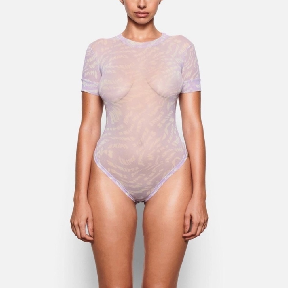 SKIMS Logo Sheer Short sleeve thong bodysuit Lilac Swirl Size Large